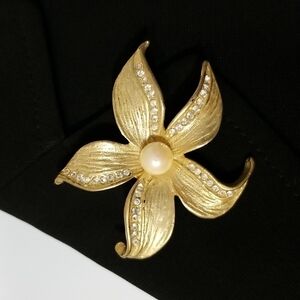 Vintage Gold Tone Flower Rhinestones Pearl Brooch